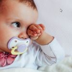 Kenapa mata bayi selalu pandang keatas ?